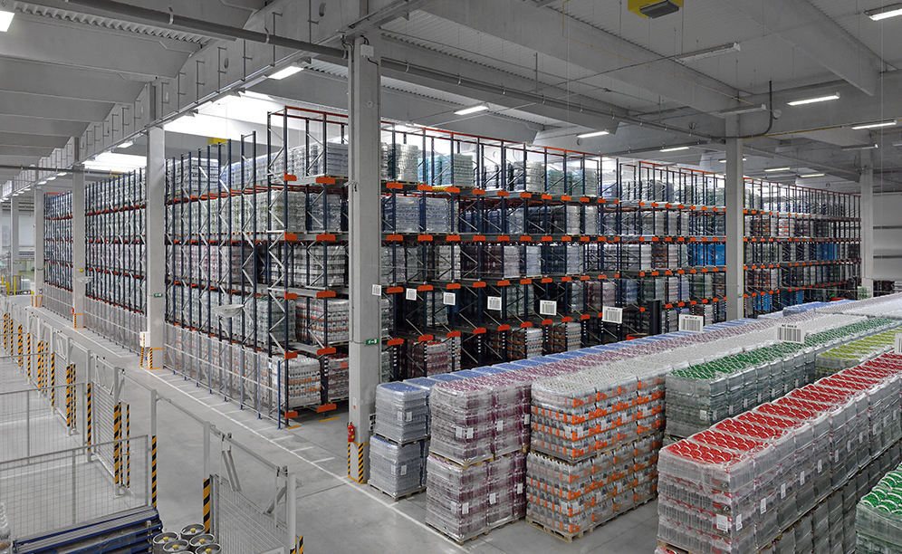 O centro logístico da Santa-Trans pode armazenar 11.115 paletes com um peso máximo de 856 kg cada um