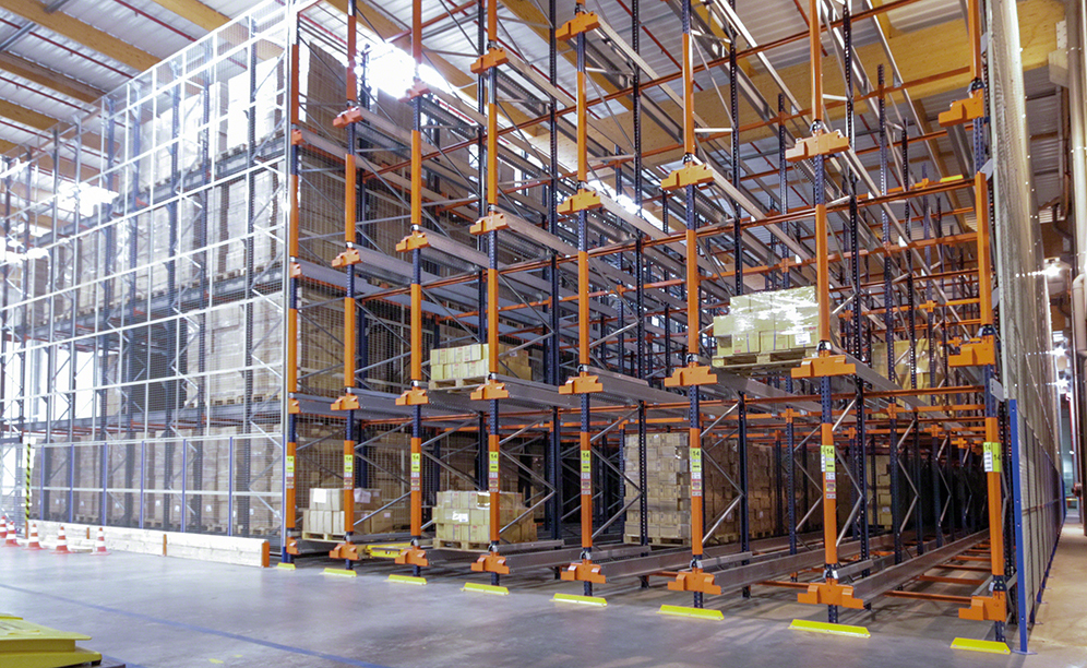 A Mecalux forneceu seis blocos de estantes compactas de 10 m de altura com capacidade para mais de 3.700 paletes