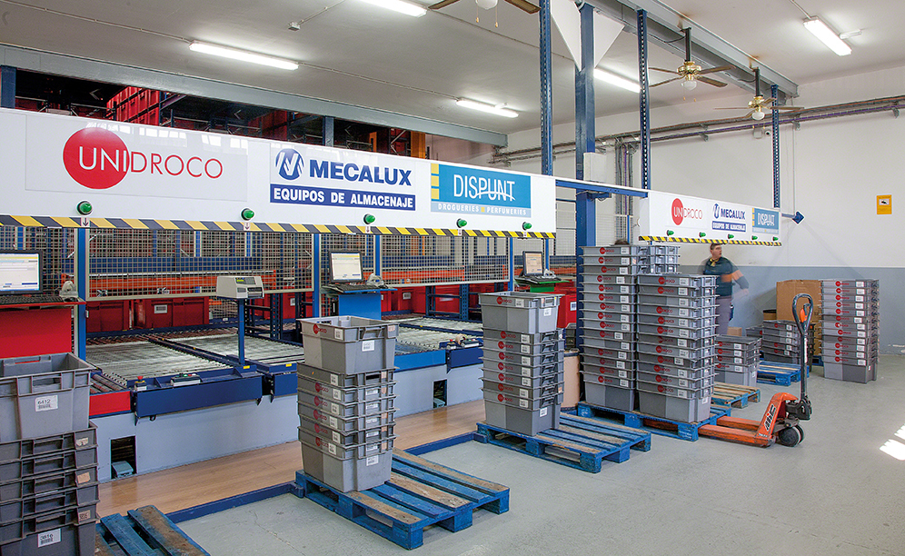 A cabeceira do armazém automático da Unidroco conta com quatro postos de picking equipados com dispositivos ‘put-to-light’