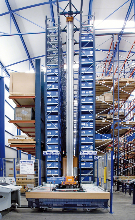Um transelevador é o responsável por transportar as caixas entre os postos de preparação de pedidos e as localizações nas estantes