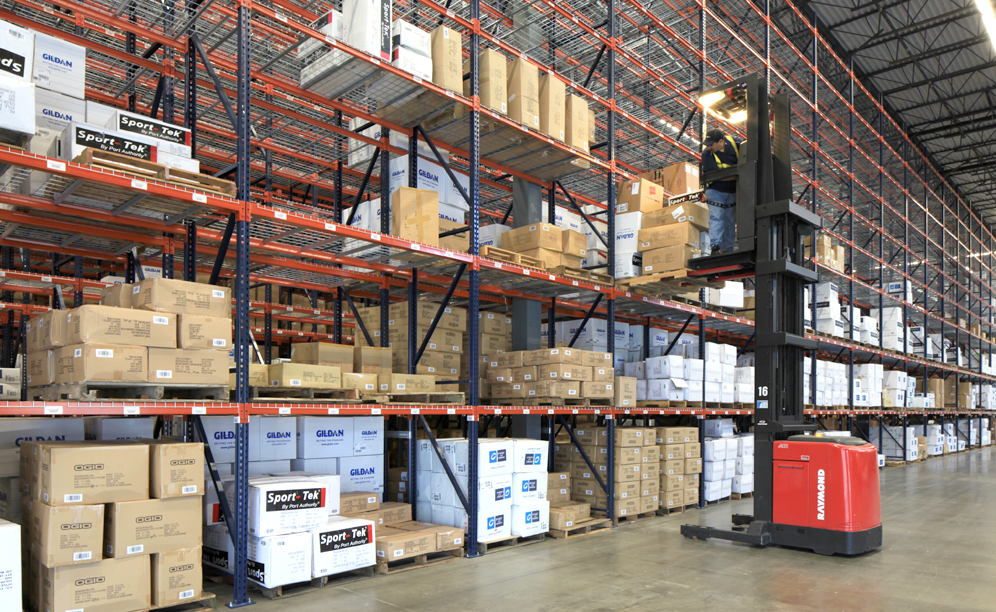 As estantes convencionais possibilitam o acesso direto a cada referência, armazenando de forma segura e organizada o máximo número de unidades de carga