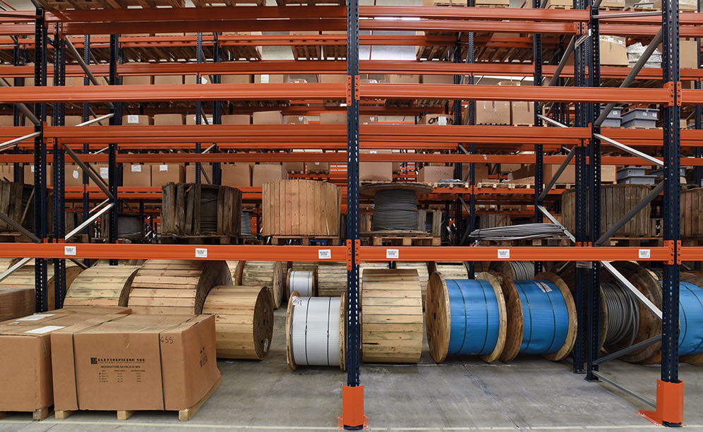 Os paletes são colocados nos níveis superiores das estantes, destinando os inferiores ao armazenamento de produtos volumosos como bobinas de cabos elétricos