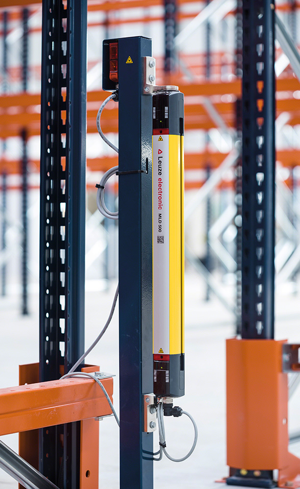 As estantes Movirack incorporam dispositivos de segurança, tais como barreiras externas e internas com fotocélulas, que param toda a atividade quando os operadores trabalham no interior do corredor