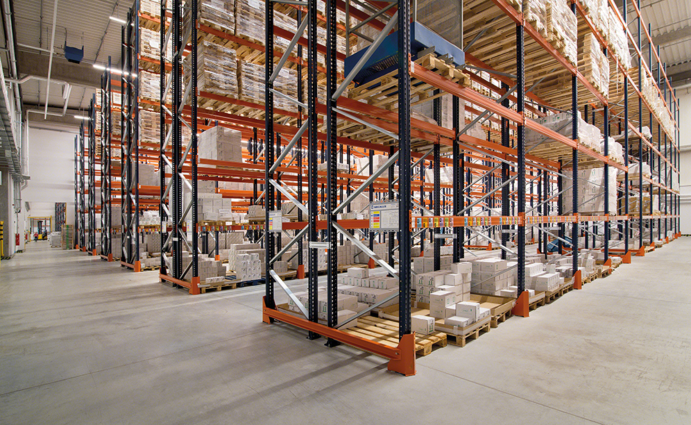 A Mecalux instalou as estantes de paletização convencional, que oferecem acesso direto à mercadoria e dispõem de uma capacidade de armazenamento para 10.906 paletes