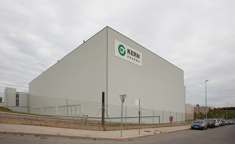A Mecalux construiu um novo armazém autoportante de 2.400 m² que mede 26 m de altura e 84 m de comprimento
