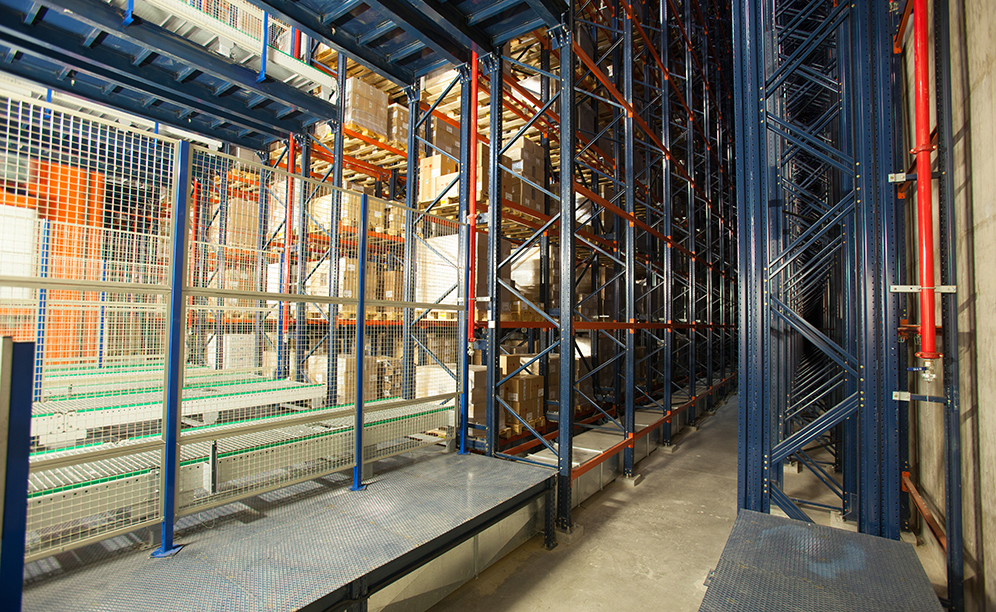 O armazém tem cinco corredores com estantes de profundidade simples dispostas em ambos os lados, uma capacidade para depositar mais de 10.000 paletes