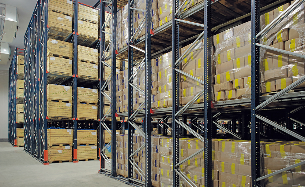 As estantes de paletização compacta drive-in oferecem uma capacidade de armazenamento que supera os 2.900 paletes