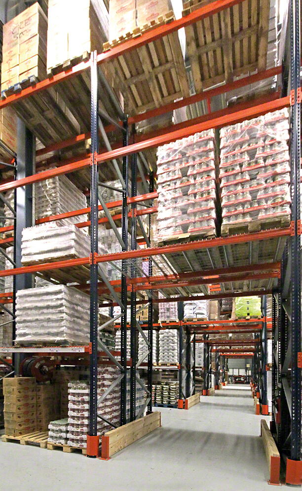 Nos níveis superiores das estantes são armazenados os paletes de reserva e nos inferiores realizam-se diretamente as operações de picking