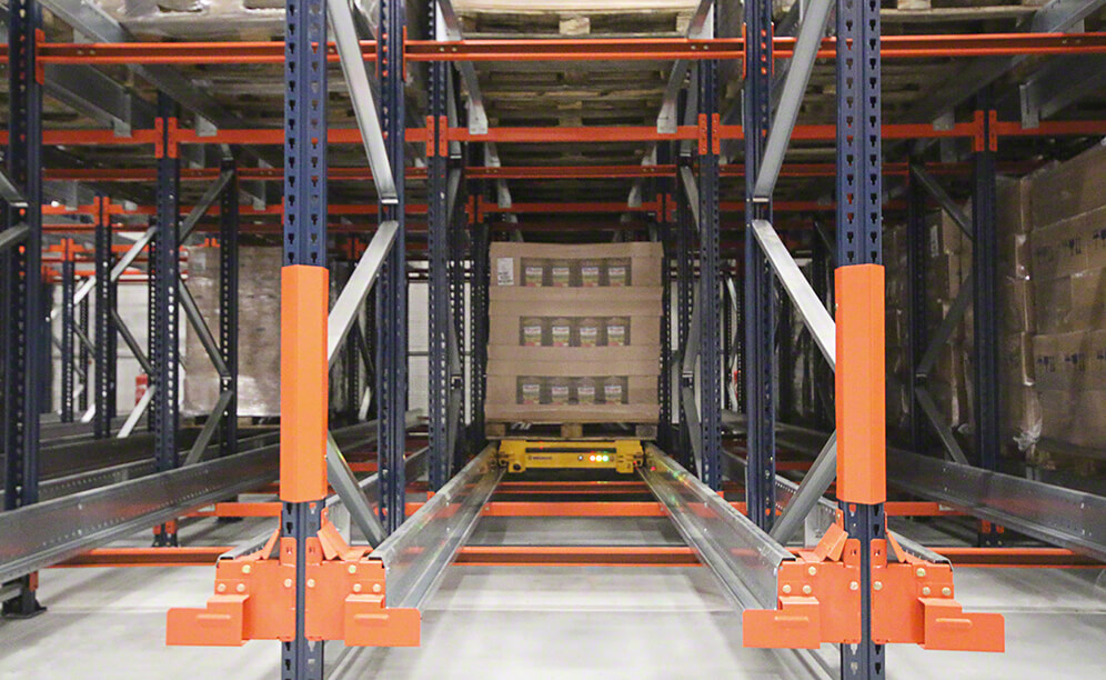 O sistema compacto Pallet Shuttle da Firat Food oferece uma capacidade de armazenamento superior a 1.500 paletes, distribuídos em 128 canais de 10 m de profundidade