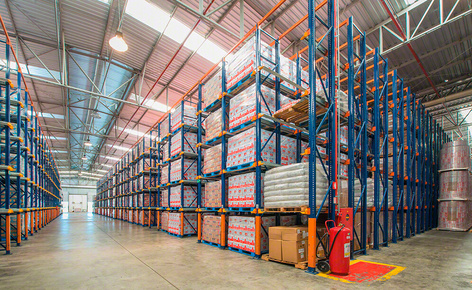 Três sistemas de armazenagem classificam a mercadoria do produtor lácteo Bela Vista em função da sua rotatividade no seu centro de distribuição de Minas Gerais