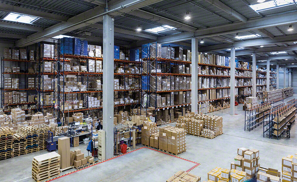 Em uma lateral da instalação ficam as estantes de paletização convencional, onde é armazenada a mercadoria volumosa e a reserva dos produtos com alta rotatividade