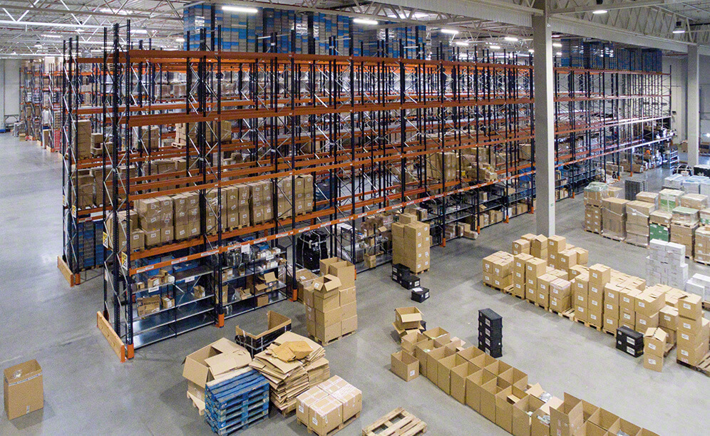 As estantes de paletização, de 9,5 m de altura, possuem uma capacidade de armazenamento de 35.000 paletes