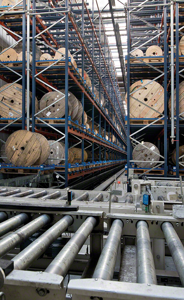 As estantes para bobinas são capazes de armazenar até 1.200 paletes com um peso unitário máximo de 1.200 kg