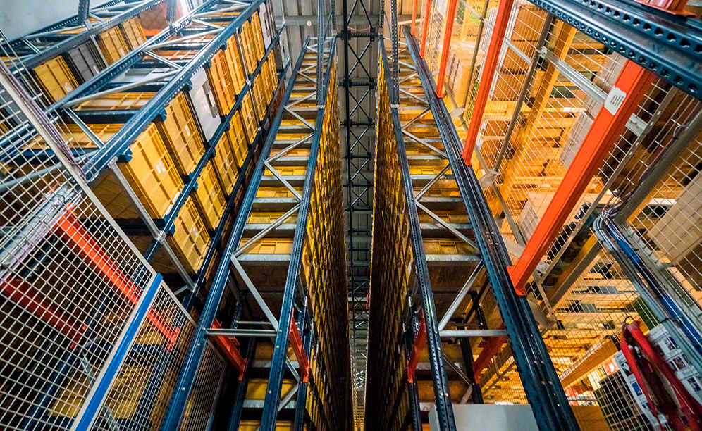Na parte frontal do armazém se encontra um circuito de transportadores que faz a ligação dos corredores de armazenamento com três postos de picking