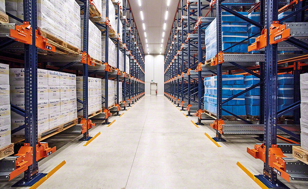 O armazém está capacitado para armazenar 1.494 paletes de 800 x 1.200 mm