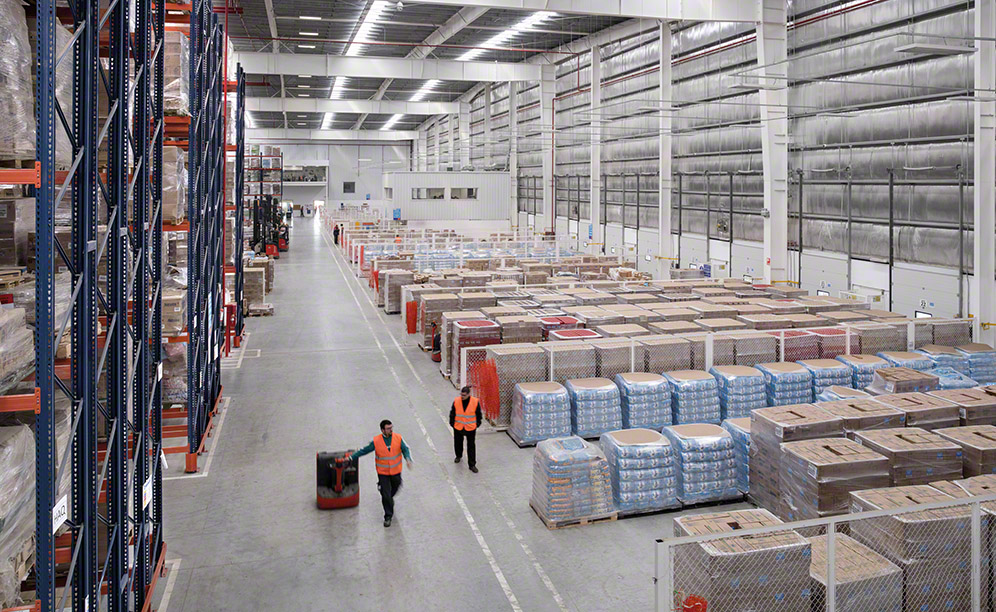 Foi disponibilizada uma área de pré-cargas de 3.000 m² em frente das 27 docas que o centro de distribuição da Unilever destina ao recebimento e expedição da mercadoria