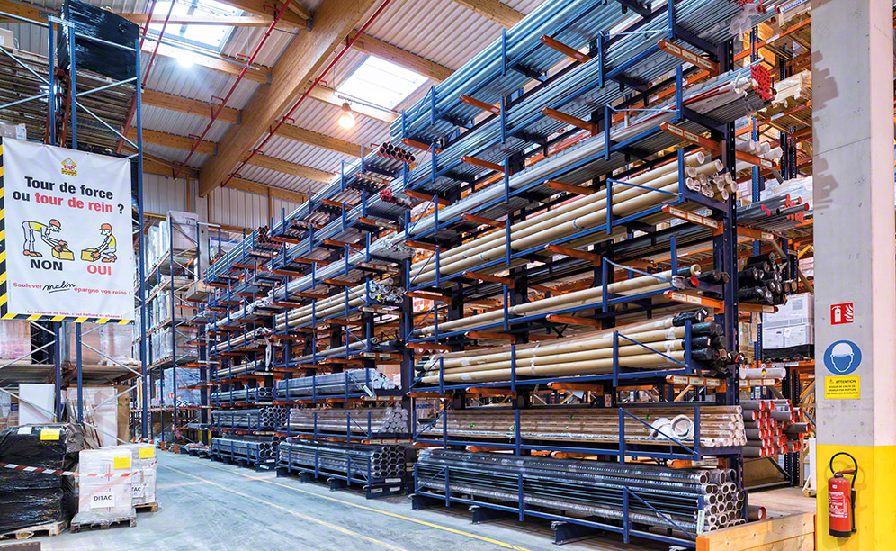 A Saint-Gobain utiliza as estantes cantilever para armazenar barras, perfis, tubos e unidades de carga de grande comprimento e peso, aproveitando ao máximo a altura da instalação