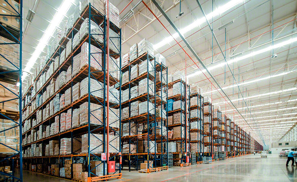 O centro de distribuição do Armazém Mateus destaca-se pelas suas enormes dimensões e por ter uma capacidade de armazenamento para receber mais de 91.300 paletes