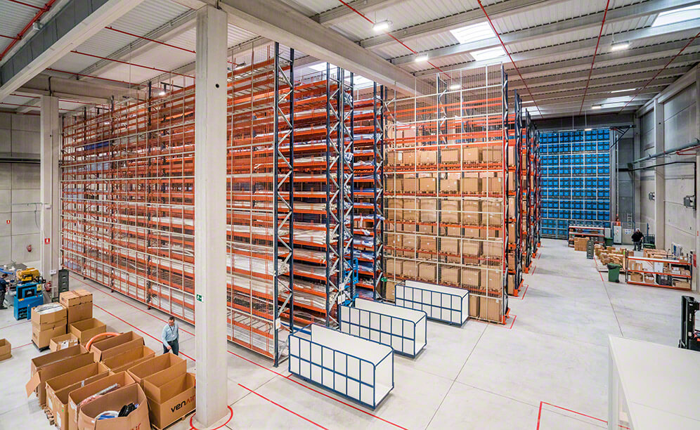 O armazém da Venair foi equipado com três sistemas de armazenamento da Mecalux: estantes convencionais, estantes com corredores estreitos e um armazém automático miniload