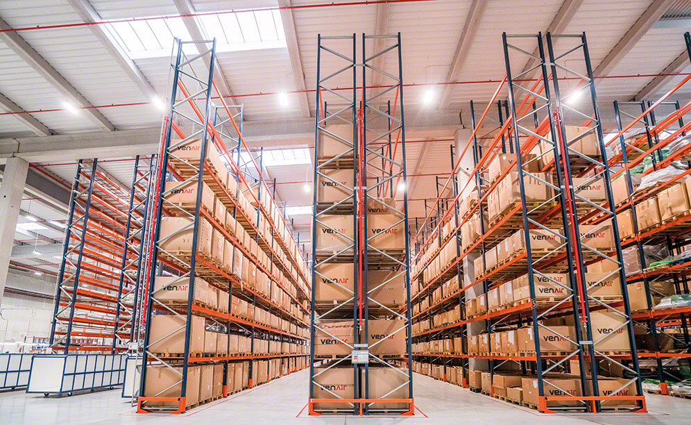 As estantes de paletização convencional medem 8,5 m de altura e oferecem uma capacidade de armazenamento para 2.072 paletes