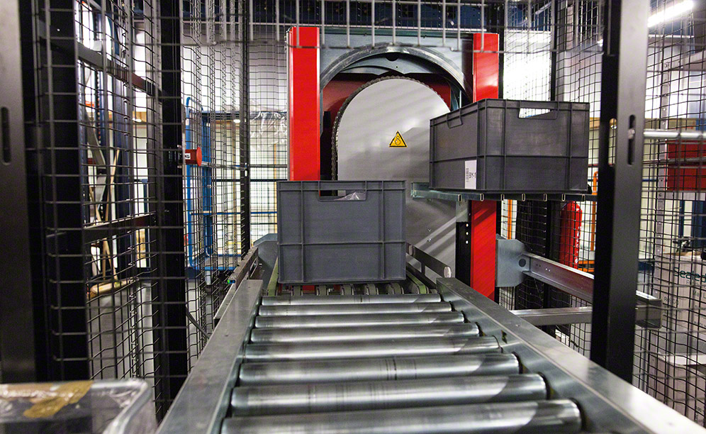 O elevador vertical de caixas encarrega-se de transferir de forma automática as caixas para o nível correspondente