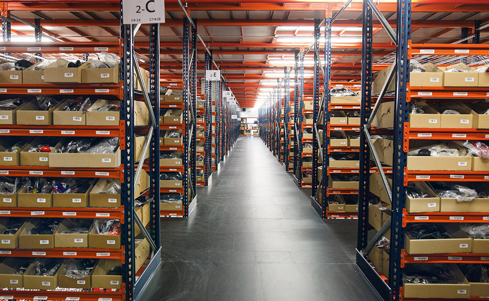 Atualmente o armazém tem capacidade para mais de 90.000 caixas de diferentes tamanhos