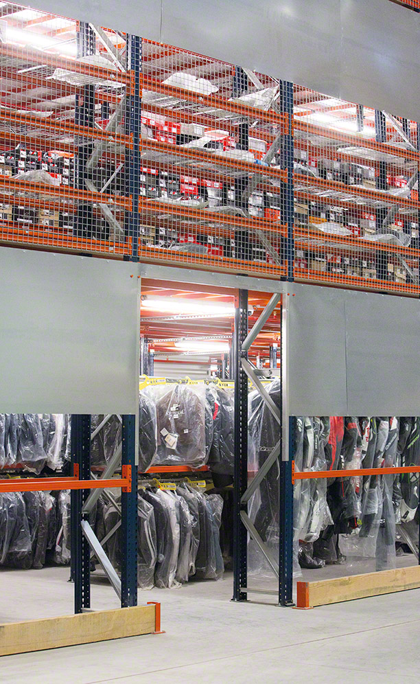 A distribuição das prateleiras varia em cada piso de acordo com os produtos depositados, ou seja, capacetes, botas, sapatos, acessórios ou jaquetas