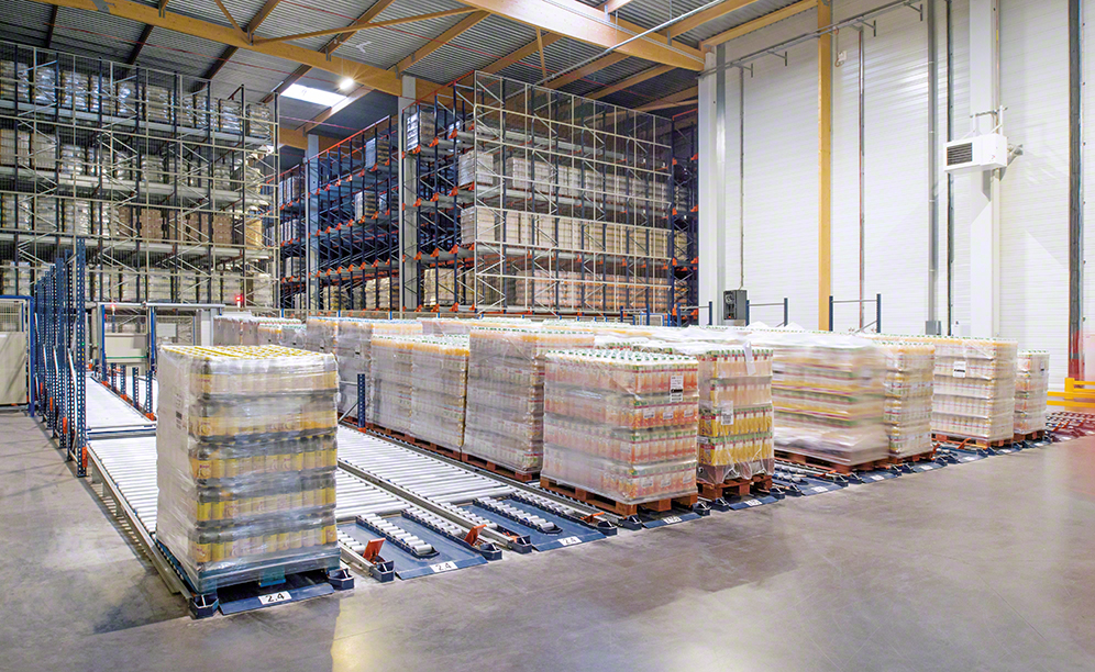 O armazém permite gerenciar a carga e descarga de 2.500 paletes diários
