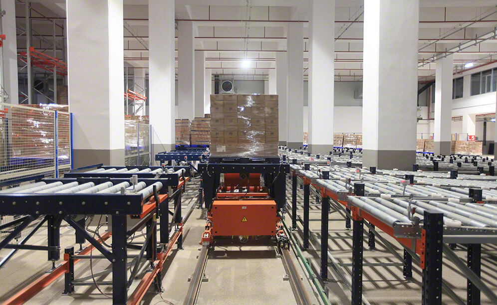 O armazém da Tadim está conectado com a  produção  através transportadores