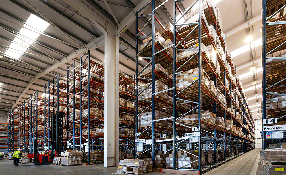 As estantes oferecem uma capacidade de armazenamento superior a 5.000 paletes