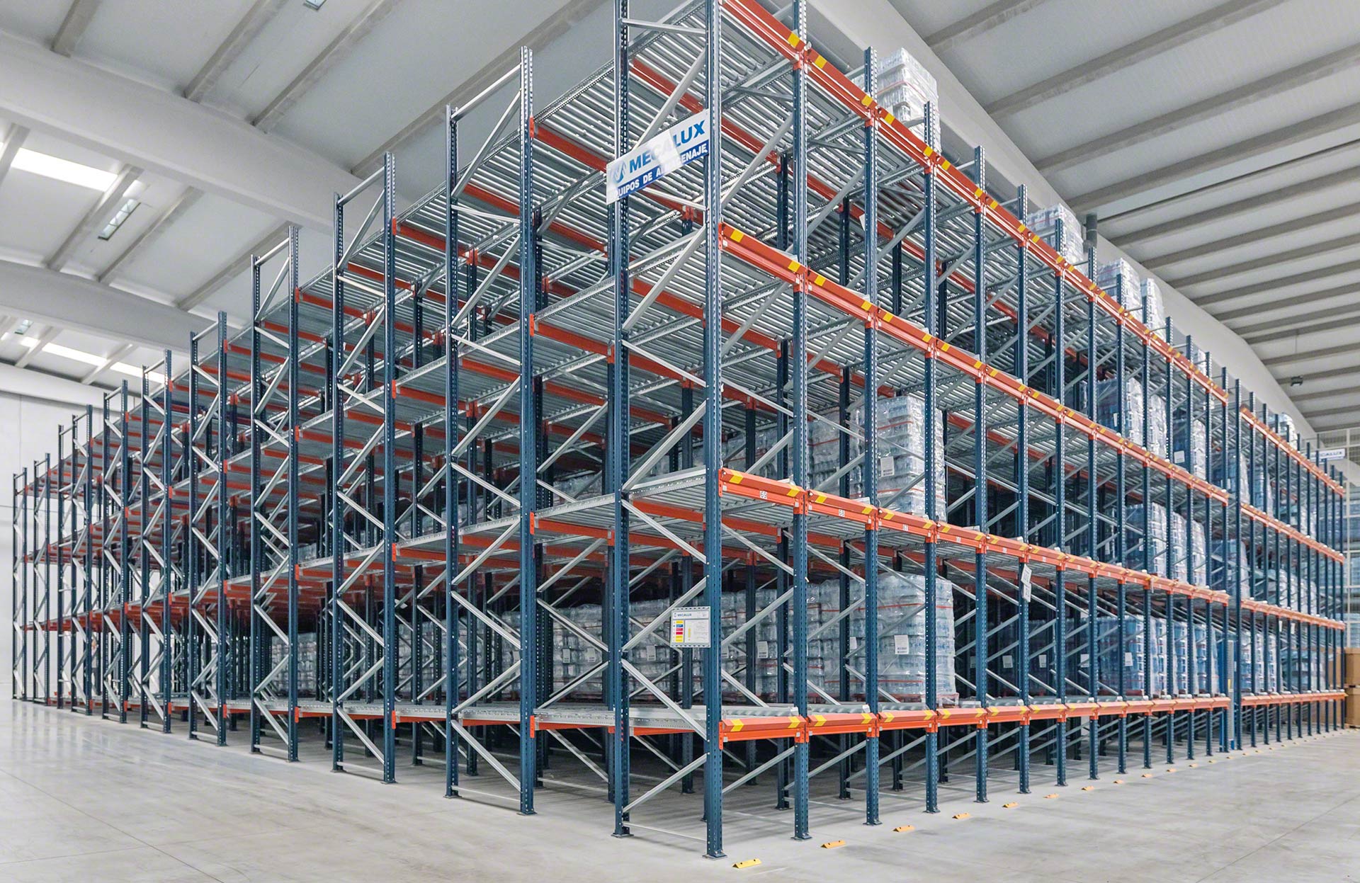 As estruturas de armazenagem dinâmica são um sistema de armazenamento compacto que maximiza o aproveitamento do espaço