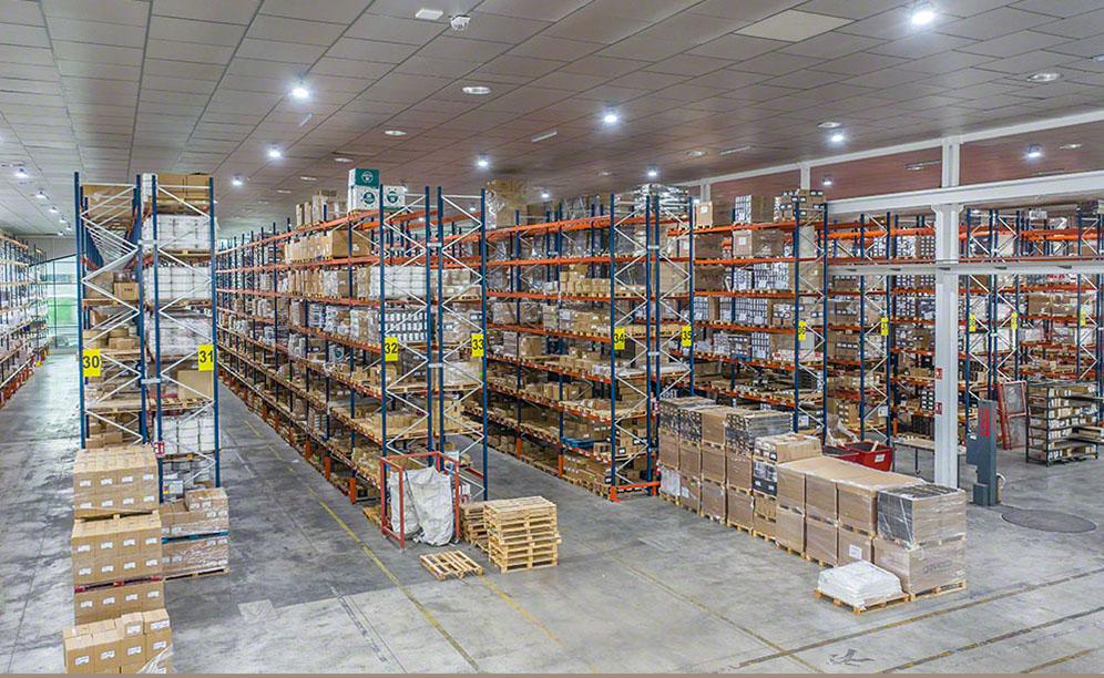 Três sistemas de armazenamento de Gaviota em seu armazém em Villena (Espanha)