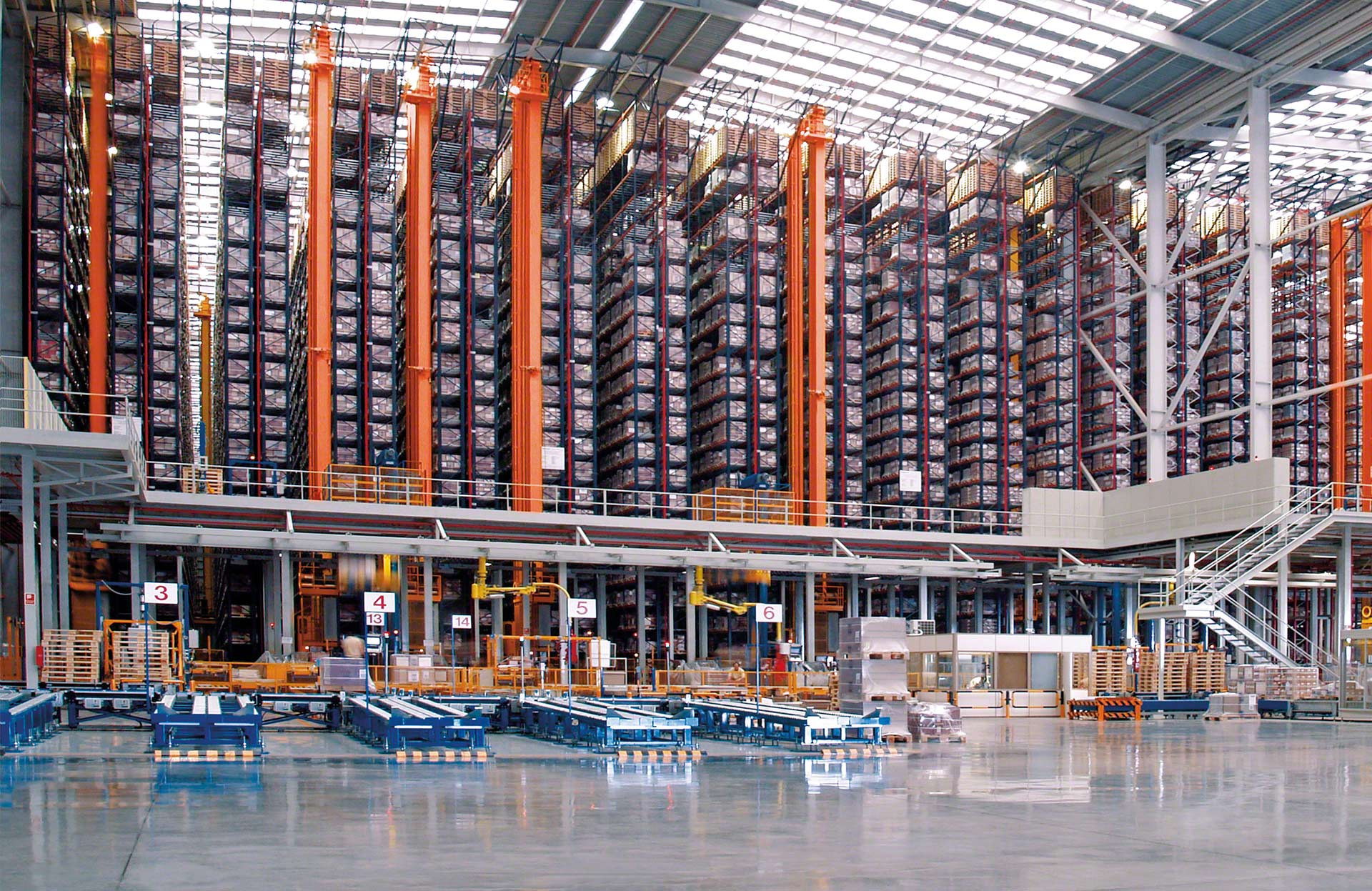 Os transelevadores aumentam a produtividade do armazém ao automatizar as operações que permitem depositar e recolher paletes