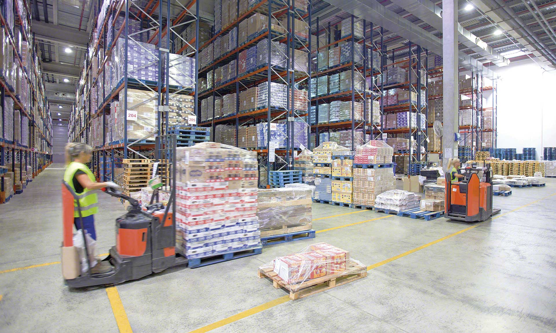 Um armazém de consolidação é uma instalação de logística que agrupa pedidos individuais em envios de maior tamanho