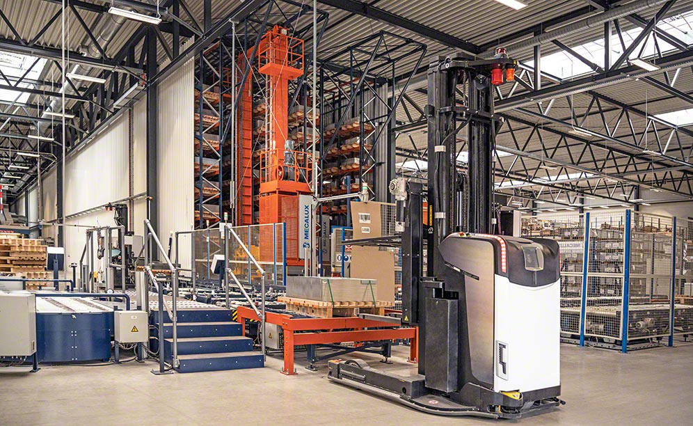Veículos automáticos AGV de Blechwarenfabrik conectam armazém com produção