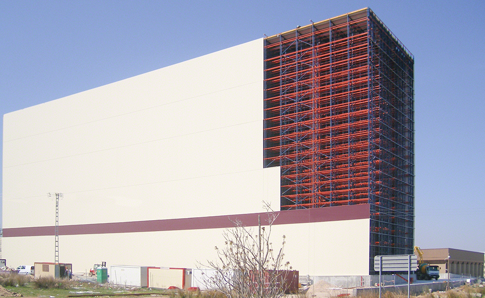 O armazém da Delaviuda, com 101 m de comprimento e 42 m de altura, tem uma capacidade de armazenamento para mais de 22.100 paletes