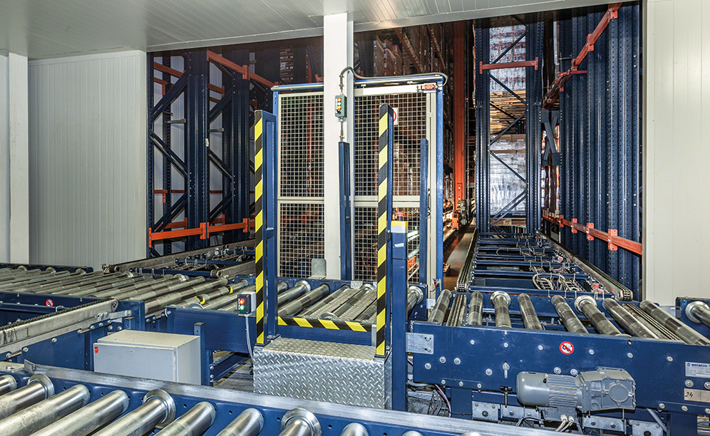 O armazém automatizado é constituído por três corredores de armazenamento com estantes de profundidade dupla