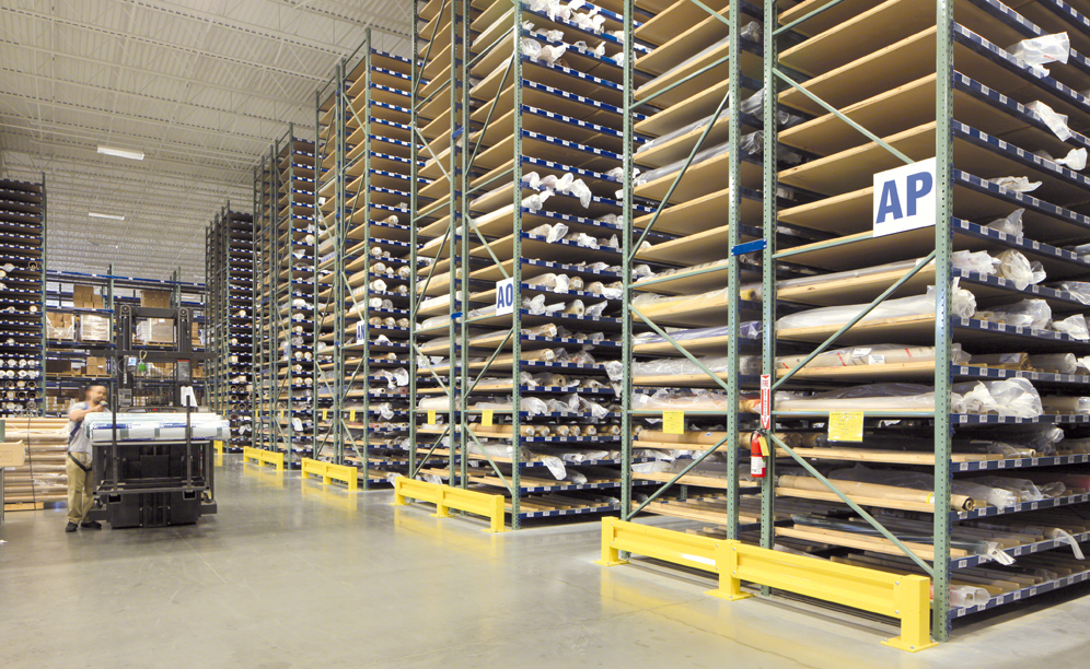 Interlake Mecalux sugeriu-lhe uma solução para gerenciar 50.000 rolos de tecido, alojados em estantes de mais de 9 m de altura
