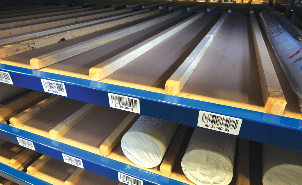 As ripas retangulares de madeira servem para evitar a flexão das estantes e separar os rolos de tecido armazenados nas estantes