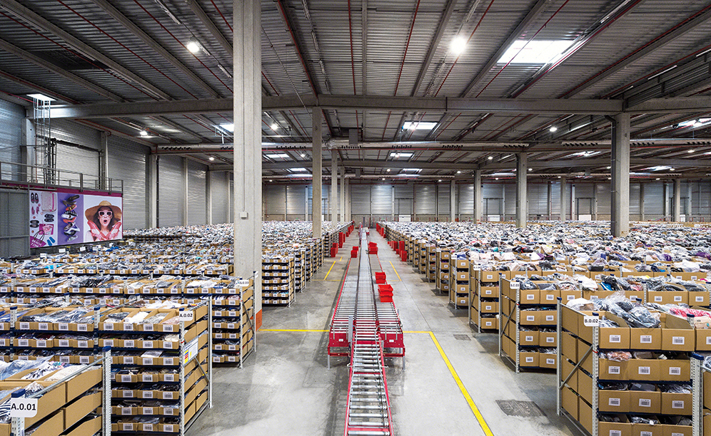 Armazém 1 possui uma capacidade de armazenamento para mais de 145.000 caixas destinadas a sapatos, roupa dobrada, bolsas, etc.
