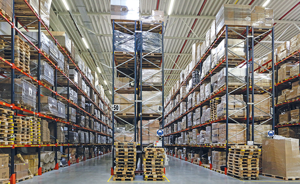As estantes, com capacidade para armazenar mais de 5.500 paletes possuem seis níveis de carga