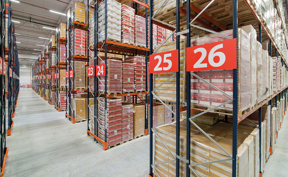 A Mecalux forneceu estantes de paletização convencional com capacidade para 6.560 paletes no armazém que a Lorenz Snack-World tem em Polônia