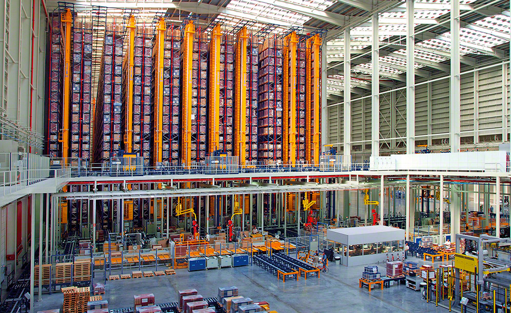 O armazém tem uma dimensão de 160 m de comprimento e 31 m de altura. A capacidade de armazenamento total obtida é de 65.320 paletes