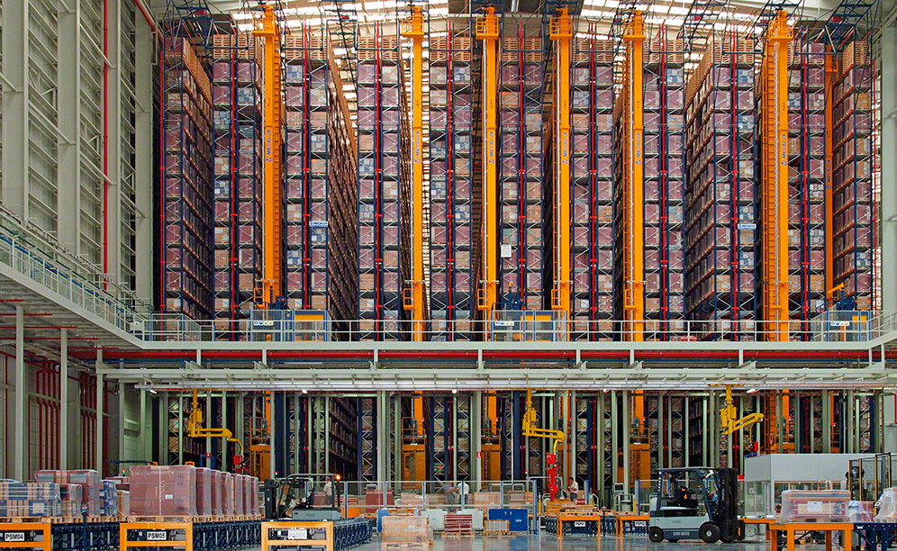 O armazém é composto por dez corredores de armazenamento com estantes de profundidade simples em ambos os lados, onde circula um transelevador em cada um deles