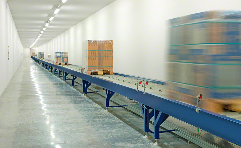 A ligação entre o centro logístico e a produção é realizada através de um túnel subterrâneo de mais de 1 km de comprimento