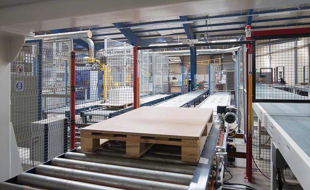 Mecalux instalou um avançado circuito de transportadores no centro de produção da Euréquip