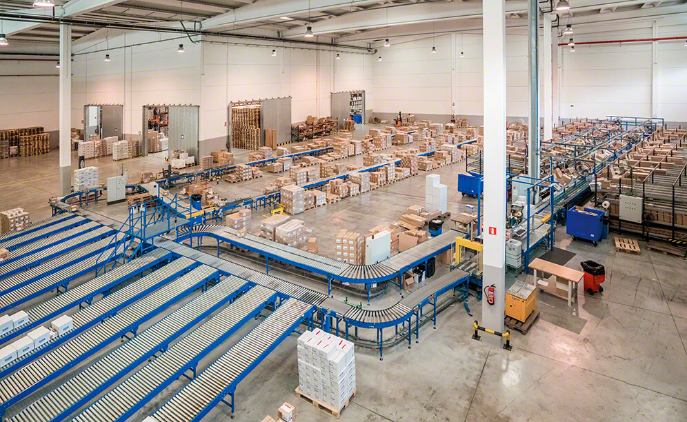 A distribuição do centro logístico destaca-se por contar com uma excelente organização das operações e pela classificação da mercadoria em função de suas características