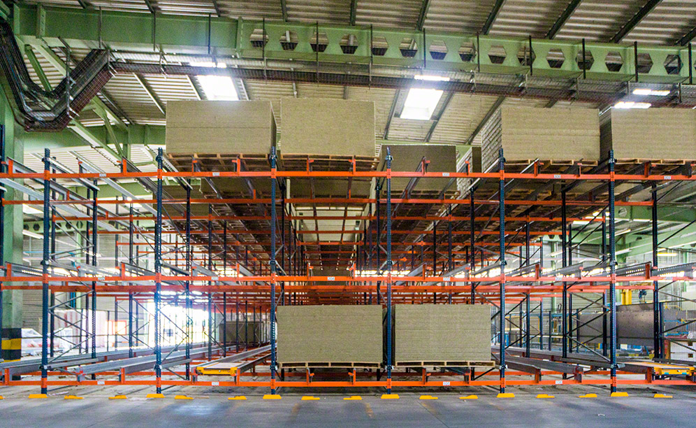A grande largura dos canais facilita o armazenamento dos paletes de 1.000 x 2.400 mm