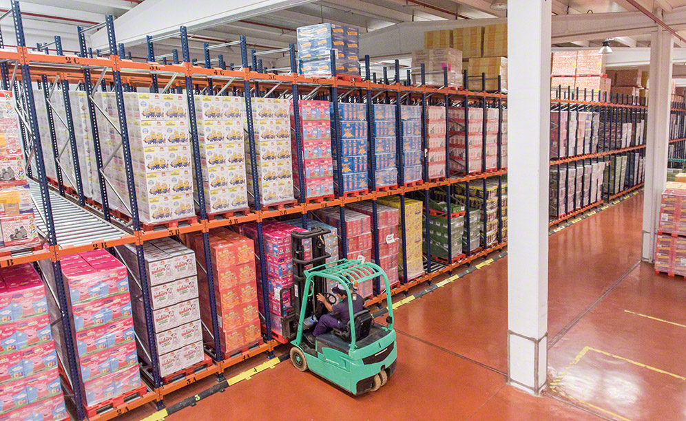 A Mecalux equipou o centro de distribuição que a Tosfrit possui em Ciudad Real com estantes dinâmicas por gravidade que oferecem uma capacidade de armazenamento para 1.350 paletes