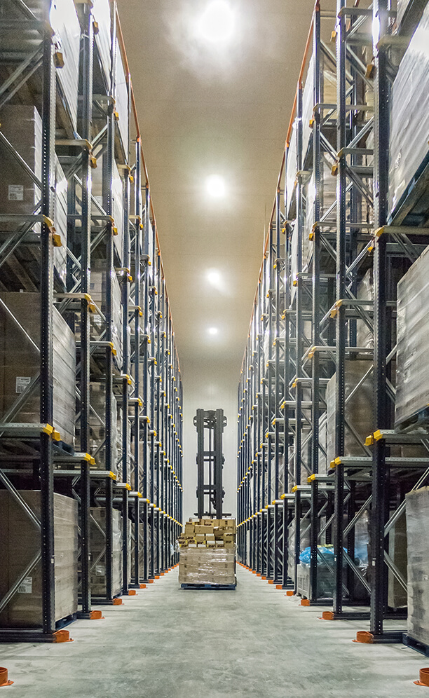 As estantes são compostas por um conjunto de corredores de 13 m de altura, com cinco níveis dotados de trilhos de apoio e centralizadores de paletes